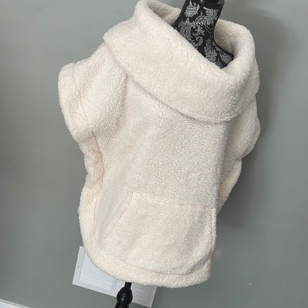 Lord & Taylor Lounge Top NEW